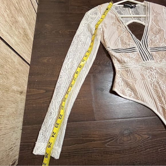 Lacey long sleeve body suit deep v neck creamy white Pretty Little Thing size 2 - Picture 4 of 8